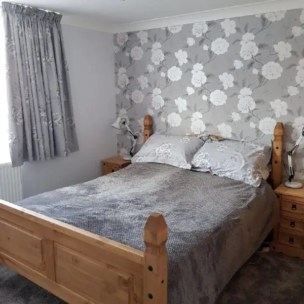 bedroom wallpapering